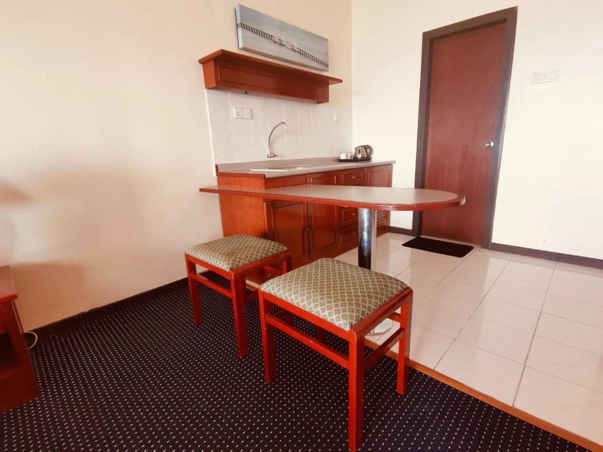 Romantic Couple Suite + Beach-Front Balcony Танджунг-Бунга Экстерьер фото