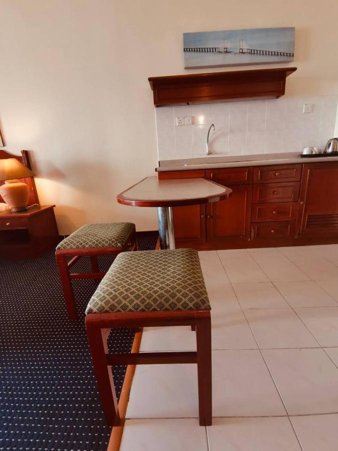 Romantic Couple Suite + Beach-Front Balcony Танджунг-Бунга Экстерьер фото