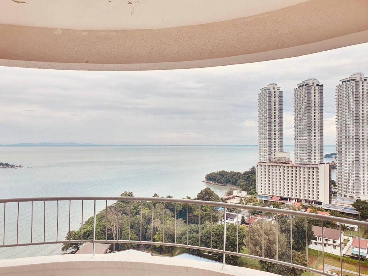 Romantic Couple Suite + Beach-Front Balcony Танджунг-Бунга Экстерьер фото