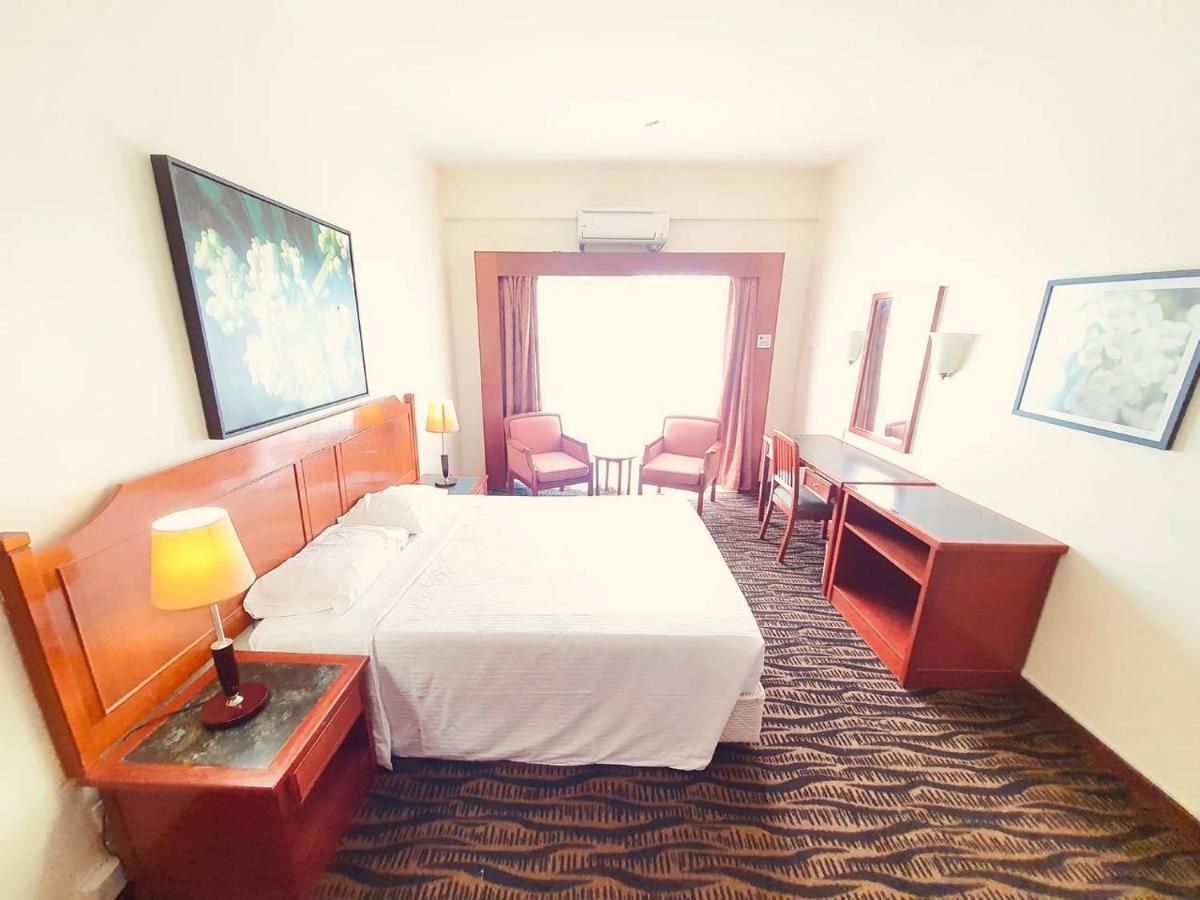 Romantic Couple Suite + Beach-Front Balcony Танджунг-Бунга Экстерьер фото