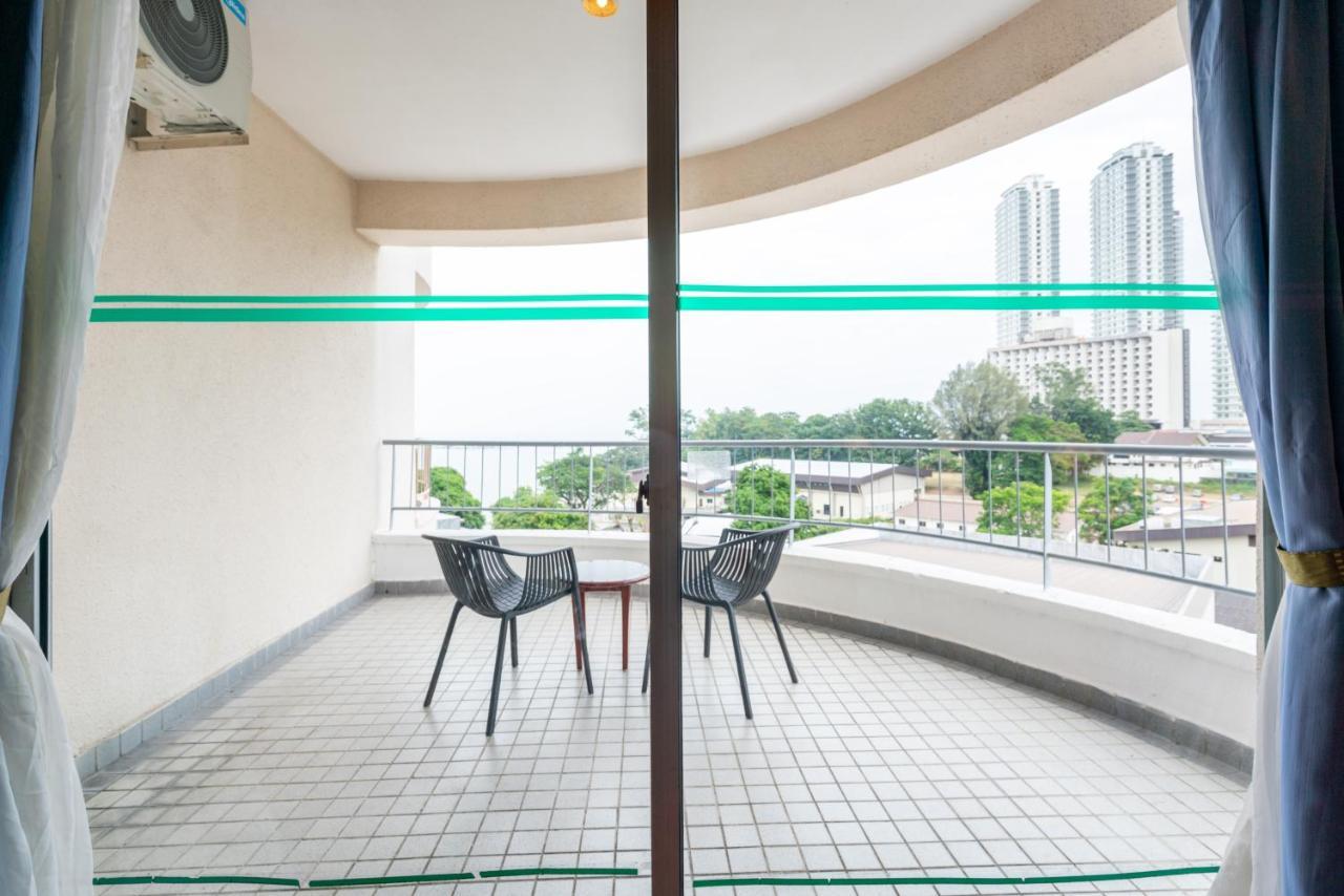 Romantic Couple Suite + Beach-Front Balcony Танджунг-Бунга Экстерьер фото