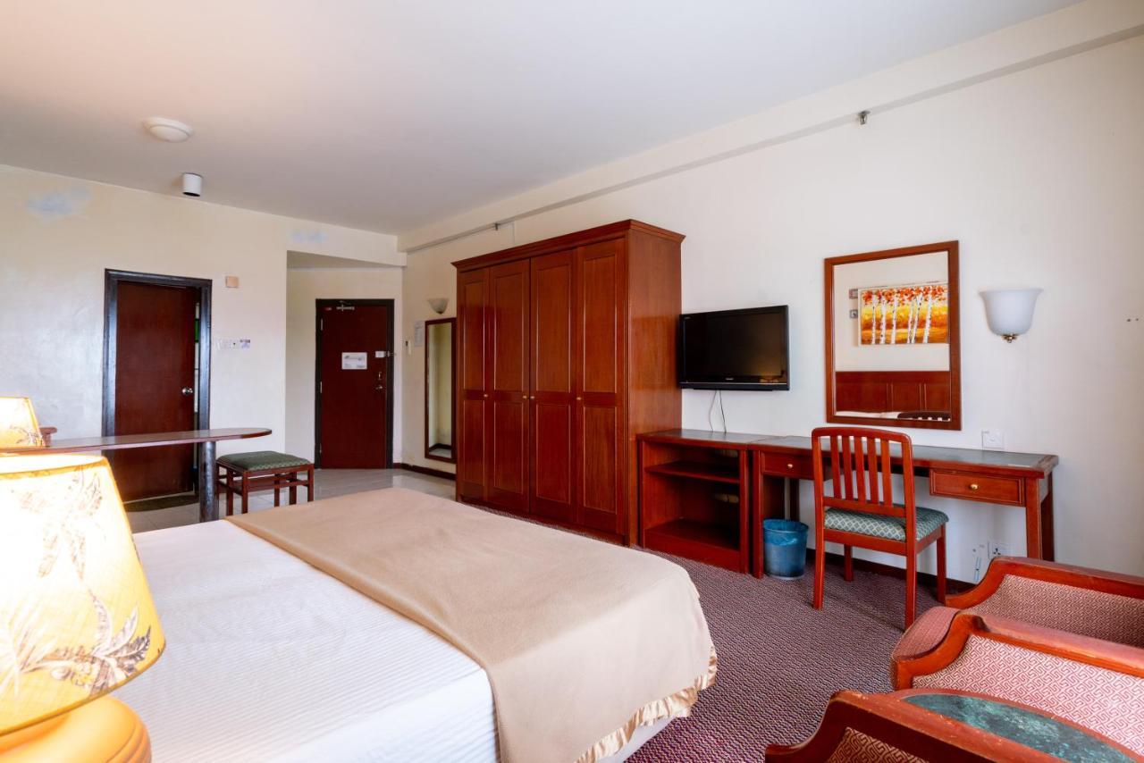 Romantic Couple Suite + Beach-Front Balcony Танджунг-Бунга Экстерьер фото