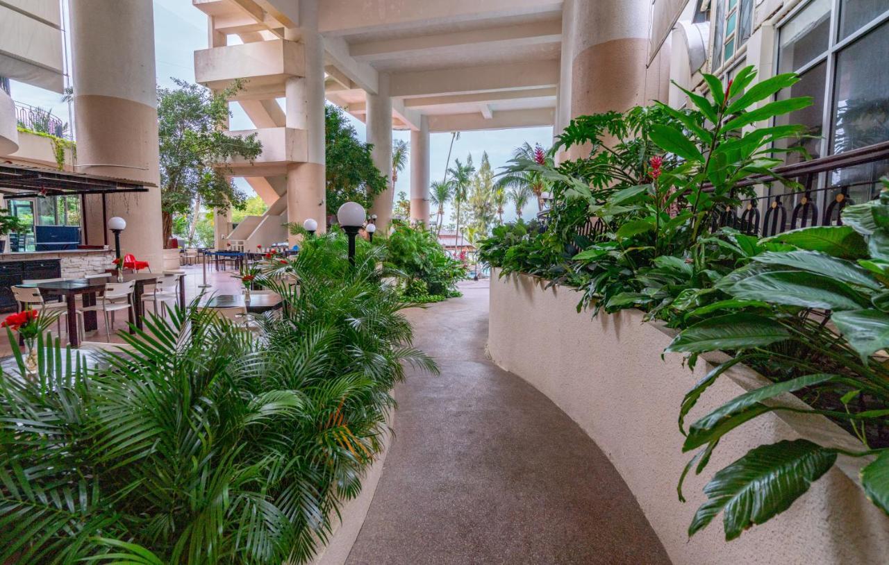 Romantic Couple Suite + Beach-Front Balcony Танджунг-Бунга Экстерьер фото